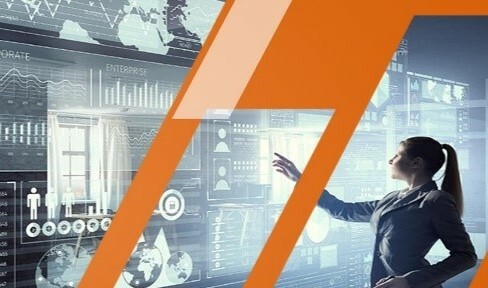 Na obrazku przedstawiono młodą kobietę przed  nowoczesnym panelem informatycznym.